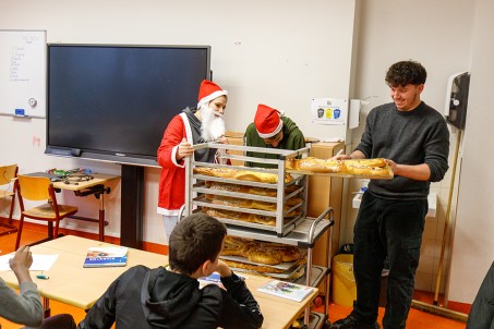 Der Nikolaus zu Besuch in den Klassen