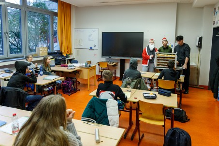 Der Nikolaus zu Besuch in den Klassen