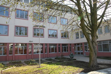 Seiteneingang Franz-Arens-Straße mit Blick auf den Schulgarten