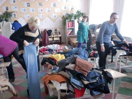 Verteilung der WKS Kleiderspende in der ukrainischen Partnerschule